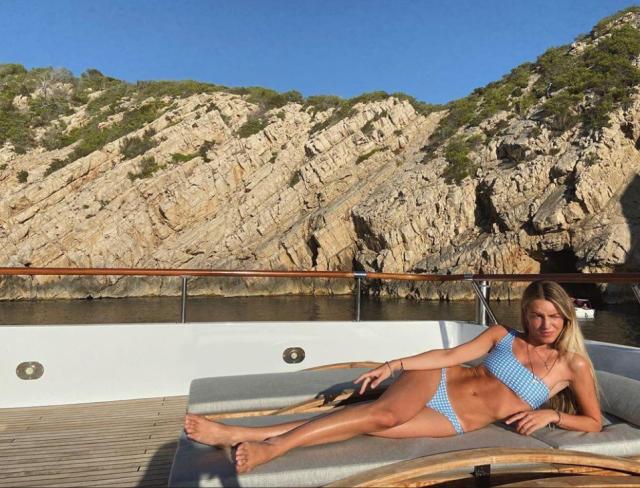 1688716687299045755.png 菲戈仨闺女美艳如花 大女儿跟西班牙国王表弟拍拖