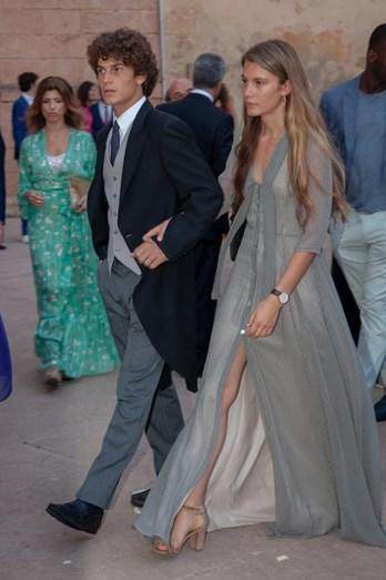 1688718280055071125.jpg 菲戈仨闺女美艳如花 大女儿跟西班牙国王表弟拍拖