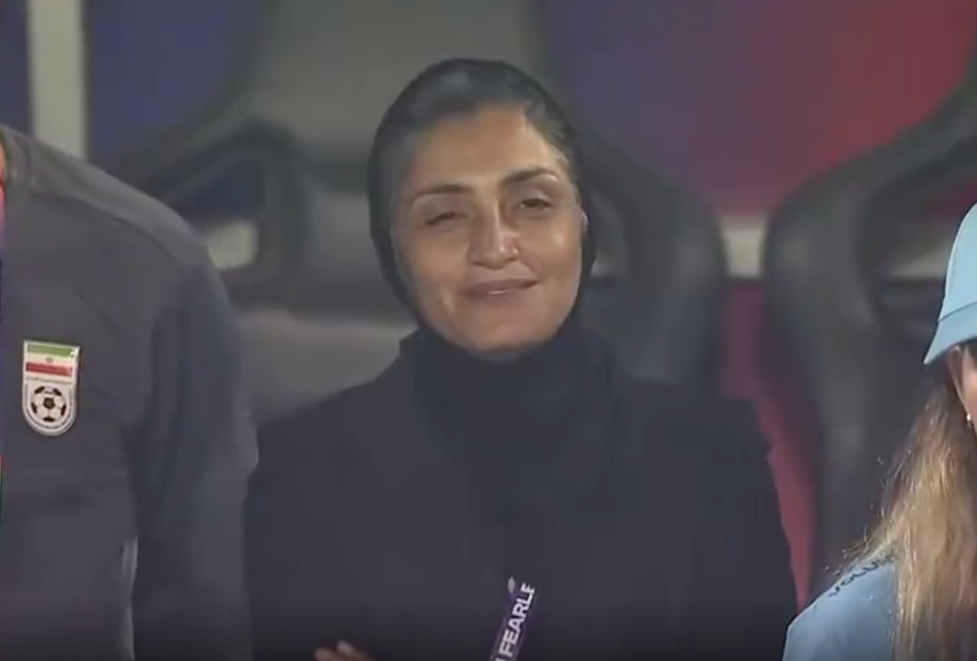 世界赛直播-祖国遭袭！戴头巾的伊朗女足球员集体拒唱国歌 有人微笑有人落泪