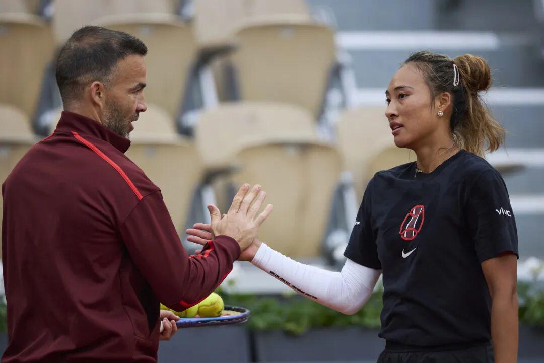 英雄联盟官网直播-郑钦文取关功勋教练里巴，师徒关系再生变数？